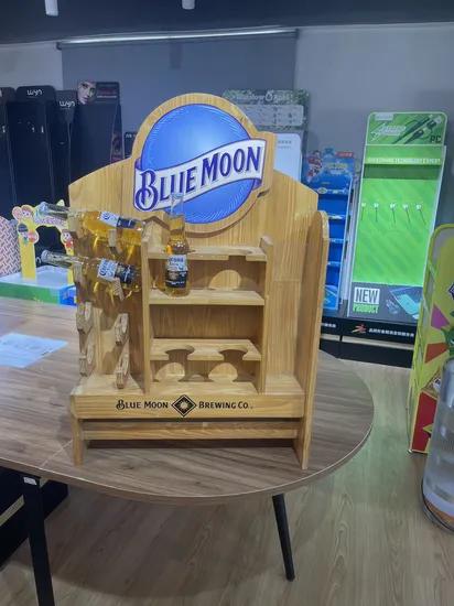 Étagère de bouteille de bière de plancher de magasin de détail personnalisé affichage de l'eau affichage du vin affichage en bois pour présentoir de bouteilles